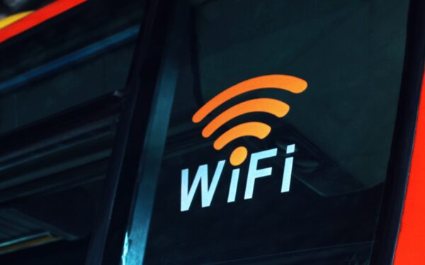 Tai turėtų žinoti kiekvienas: viešas „Wi-Fi“ slepia rizikas, apie kurias daugelis net nepagalvoja