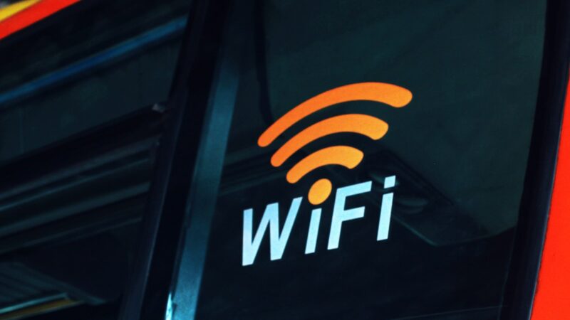 Tai turėtų žinoti kiekvienas: viešas „Wi-Fi“ slepia rizikas, apie kurias daugelis net nepagalvoja