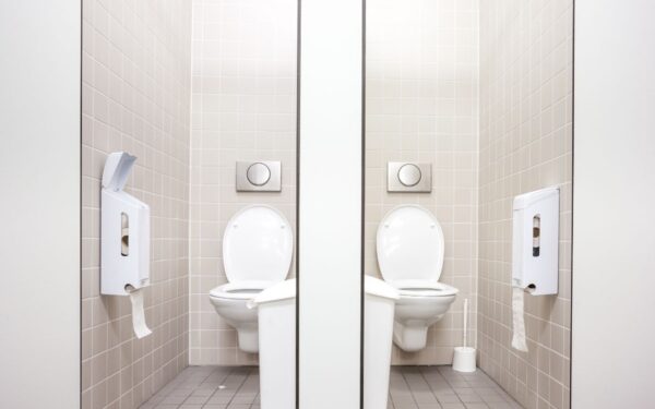 Stebėtina priežastis, kodėl viešųjų tualetų durys dažniausiai nesiekia žemės