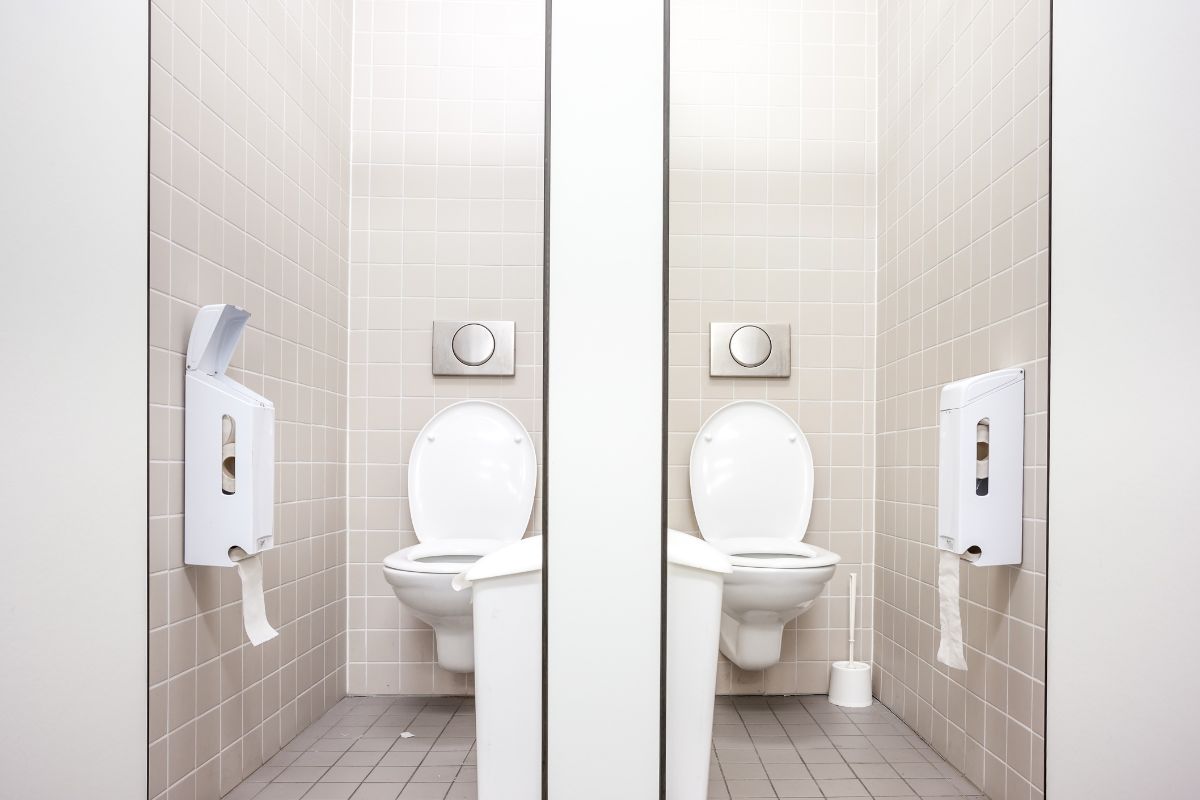 Stebėtina priežastis, kodėl viešųjų tualetų durys dažniausiai nesiekia žemės