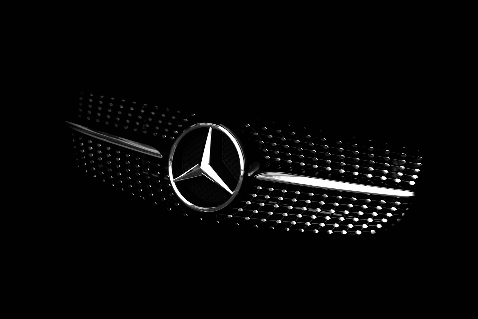 „Mercedes-Benz“ plečia savo veiklą Lenkijoje: milijoninė investicija ir šimtai naujų darbo vietų