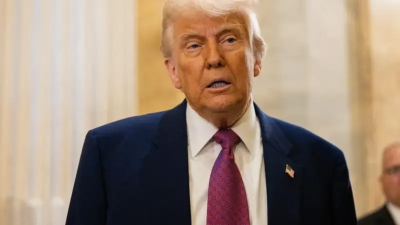 Vašingtono spaudimas Londonui stiprėja, Trumpas kritikuoja Starmerį dėl JK bazių naudojimo