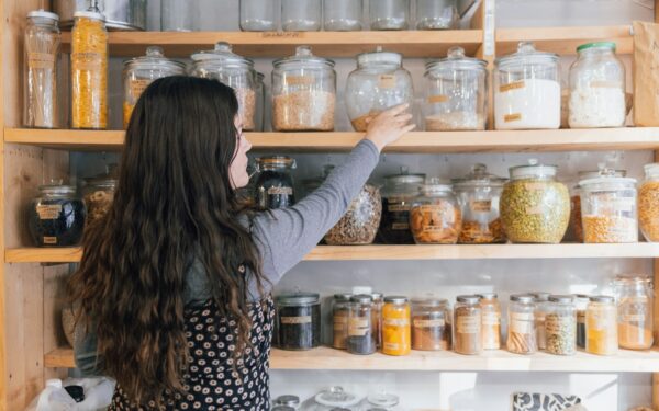 Šiuos produktus daugelis laiko spintelėje per ilgai: maistas, kurį būtina išmesti pasibaigus terminui