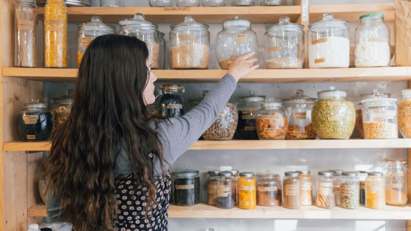 Šiuos produktus daugelis laiko spintelėje per ilgai: maistas, kurį būtina išmesti pasibaigus terminui