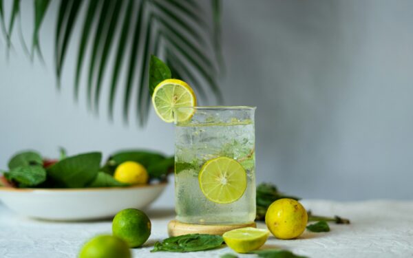 Vanduo su citrina: atskleidė, ar tai sveikatai naudingas gėrimas ar pilvo pūtimo priežastis