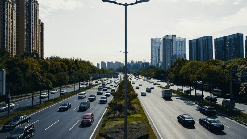 Ar tikrai negalima lenkti dešiniąja juosta? Pateikiamas atsakymas, kurio nežino dalis vairuotojų