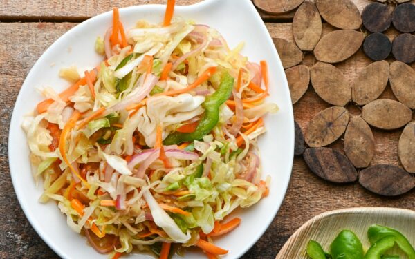 Kopūstų salotos lieknėjimui: pateikiami sotūs, lengvi ir kasdien gaminami receptai