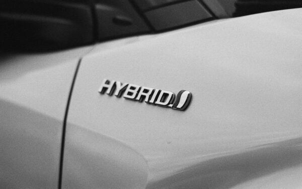 Nusivylimas įkraunamais hibridais: tokie automobiliai genda žymiai dažniau nei įprasti modeliai