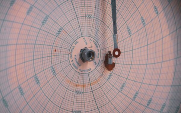 Peržiūrėtas senas fizikos dėsnis: naujas tyrimas atskleidžia, kodėl trintis gali mažėti didėjant apkrovai