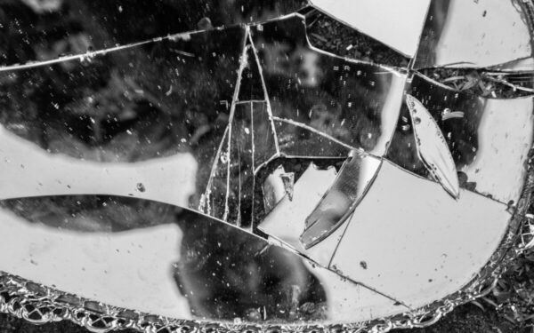 Sudužęs veidrodis, ne bėda: paprasti būdai, kaip jį paversti stilinga namų dekoracija