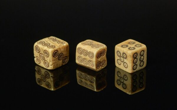 Atsitiktinumo žaidimai egzistavo jau prieš 12 tūkst. metų: aptikti seniausi istorijoje lošimo kauliukai