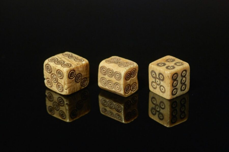 Atsitiktinumo žaidimai egzistavo jau prieš 12 tūkst. metų: aptikti seniausi istorijoje lošimo kauliukai