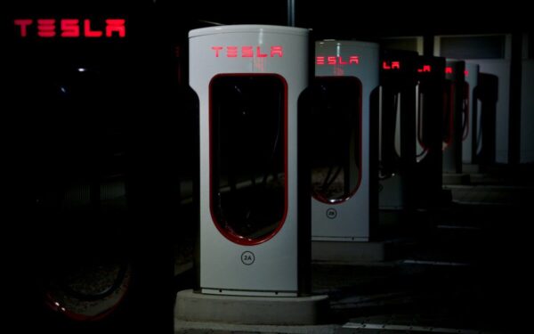 „Tesla“ autonominio vairavimo duomenų šuolis: sužinokite, ar šiemet bus peržengta 10 mlrd. mylių riba