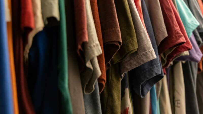 Kūrybiška idėja namuose: sužinokite, kaip iš senų marškinėlių pasidaryti pirkinių krepšelį