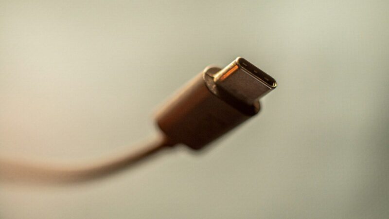 „Xiaomi“ ekosistemoje dar viena naujiena: universalus USB-C laidas su atgaliniu įkrovimu