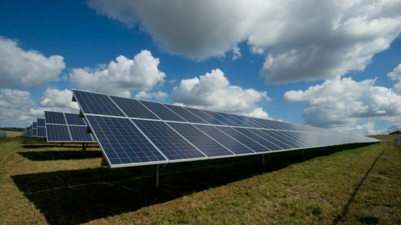 Pokyčiai žaliojoje energetikoje: ministerija žada palankesnes sąlygas saulės ir vėjo projektams