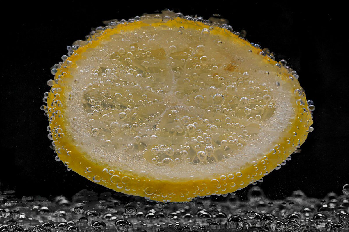 Paprasta priemonė nuo kalkių ir muilo apnašų: dušo kabina atrodys kaip po profesionalaus valymo