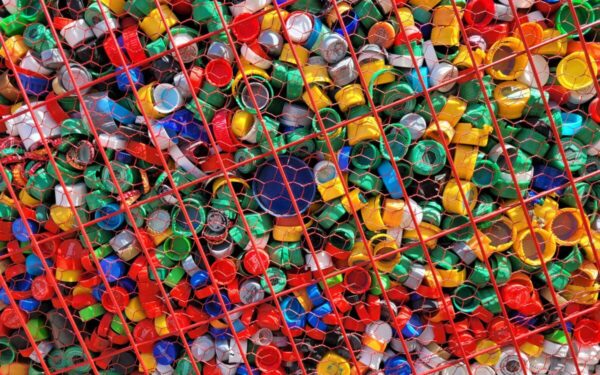Mikroplastiko problema gali turėti sprendimą: naujas metodas leidžia plastiką paversti acto rūgštimi
