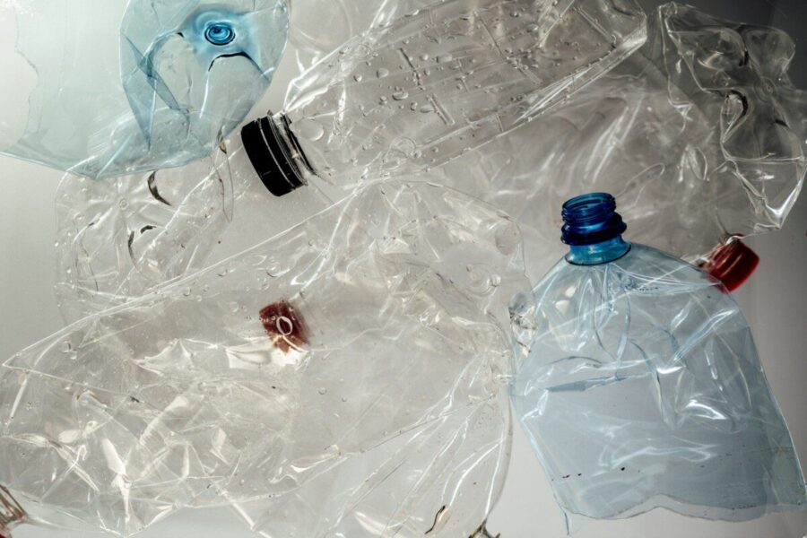 Ekologija namuose: sužinokite, kaip iš plastikinių butelių pagaminti plokštes ūkio darbams