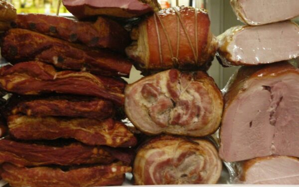 Nemiga gali slypėti jūsų lėkštėje: 15 maisto produktų, kurių gydytojai pataria atsisakyti vakare