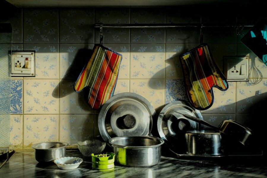 Virtuvės tvarka be vargo: paprastas sprendimas, kaip patogiai laikyti puodų dangčius