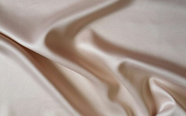 Šilkas miegamajame: specialistai atskleidžia, kaip pagalvių užvalkalai veikia odą ir plaukus