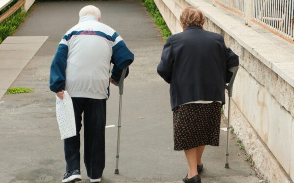 Pensininkams skaičiuojant centus „Sodra“ mažina vasario mėnesio išmokas: kodėl tai leidžiama?