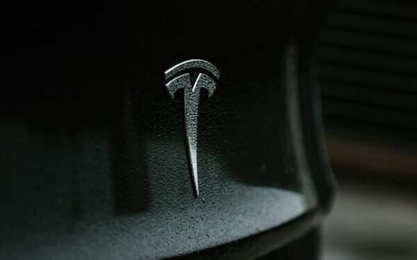 „Tesla“ keičia strategiją: „Autosteer“ vairavimo pagalbos funkcija nuo šiol tik su mėnesiniu mokesčiu