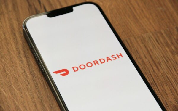 „DoorDash“ eksperimentas įgauna pagreitį: papildomas uždarbis be papildomų reisų