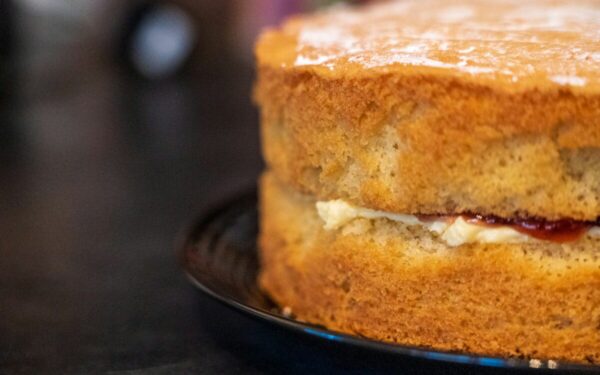 Biskvitas kaip iš kepyklos: paprasti patarimai, padedantys iškepti purų pagrindą tortui