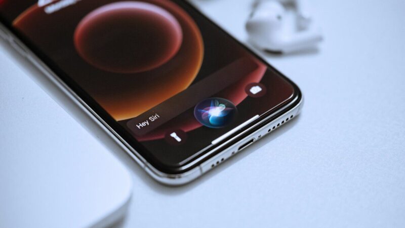„Apple“ atideda dirbtinio intelekto „Siri“ atnaujinimą, dalis funkcijų pasirodys vėliau nei tikėtasi