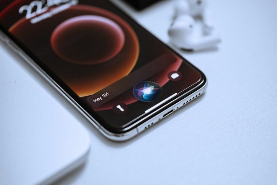 „Apple“ atideda dirbtinio intelekto „Siri“ atnaujinimą, dalis funkcijų pasirodys vėliau nei tikėtasi