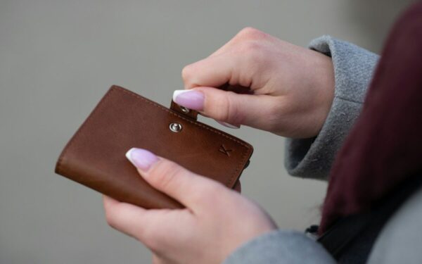 Bankomatai gali nustebinti: sužinokite, kaip elgtis, jei kortelė dingo ar pinigai staiga nurašyti