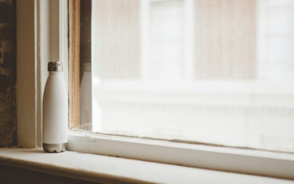 Pučia per langus? Šis itin paprastas metodas su putomis sulaikys šilumą net per šalčius