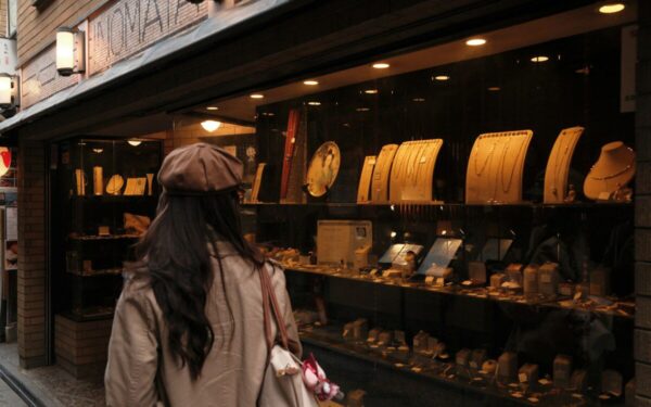 Naujas 2026-ųjų pavasario stiliaus etapas Paryžiuje: vietoj smėlio spalvos, gilūs ir sodrūs tonai