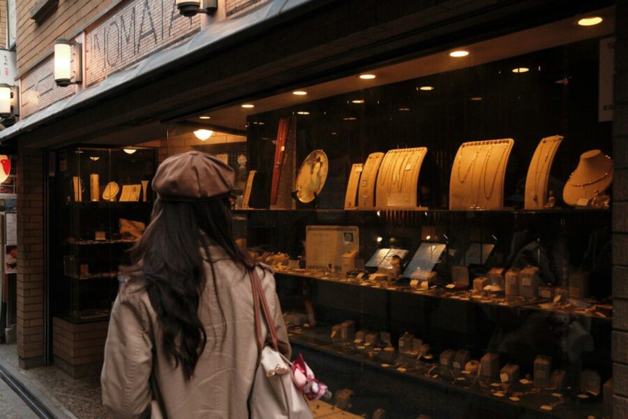 Naujas 2026-ųjų pavasario stiliaus etapas Paryžiuje: vietoj smėlio spalvos, gilūs ir sodrūs tonai