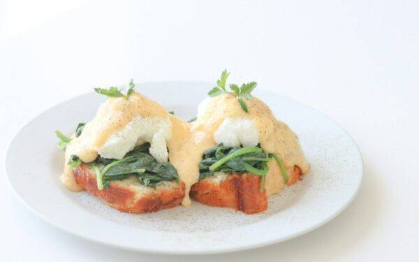 Norite restorano lygio pusryčių savo virtuvėje? Šis padažas kiaušinius pavers karališku patiekalu