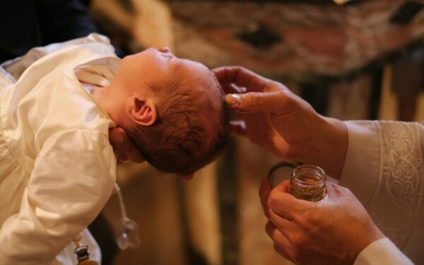 Kiek pinigų duoti krikštynoms 2026 metais? Ekspertai pateikia orientacines sumas pagal vaidmenį