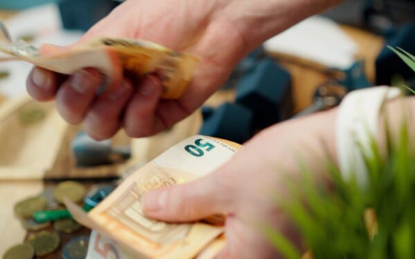 „Artea“ banko grupės pelnas per metus smuko beveik ketvirtadaliu, rinkoje kyla klausimų