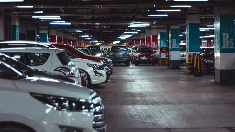 Svetimas automobilis parkavimo vietoje: savininkės sprendimas pribloškė net visko mačiusius gyventojus