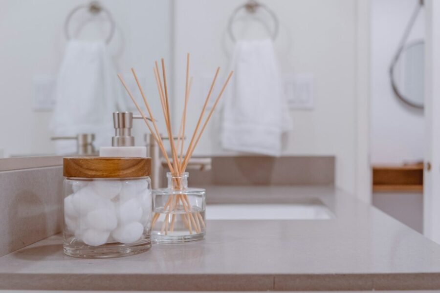 Atrodo smulkmenos, bet keičia viską: 3 paprasti žingsniai, kurie atgaivins vonios kambarį be išlaidų