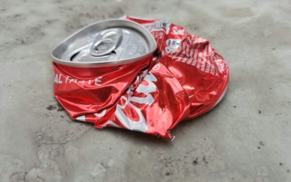 Atrodo paprasta, bet mokslininkai priblokšti: kas iš tikrųjų vyksta traiškant skardinę?