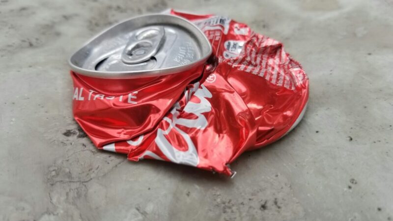 Atrodo paprasta, bet mokslininkai priblokšti: kas iš tikrųjų vyksta traiškant skardinę?