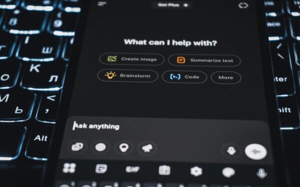 Stabdomos dirbtinio intelekto ambicijos: JK ieško naujo balanso tarp kūrėjų ir technologijų
