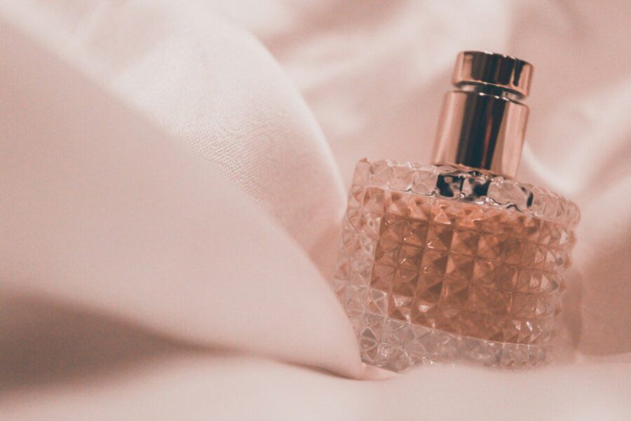 Trys itin elegantiški kvepalai brandžiai moteriai ir patarimai, kaip išlaikyti jų aromatą ilgai