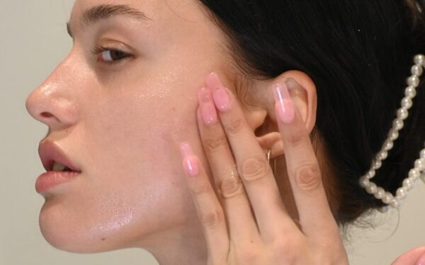 Dermatologai šokiruoti: 30 sekundžių namų triuko dėka, 62-ejų moteris atrodo kaip 40