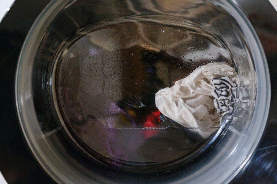 Paaiškino dažną problemą: sužinokite, kur skalbimo mašinoje pranyksta kojinės ir kaip to išvengti