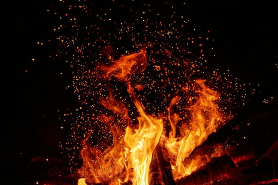 Sodininkų klaida, kuri gali kainuoti tūkstančius: patarimai, kuo keisti žolės deginimą
