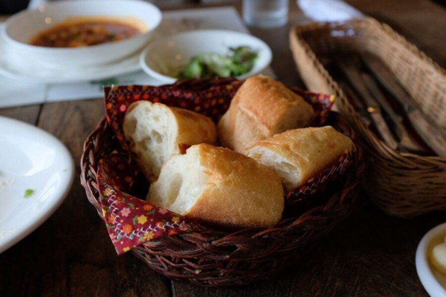 Valgote duoną kasdien? Sužinokite, kaip ją laikyti, kad taptų naudinga jūsų žarnynui