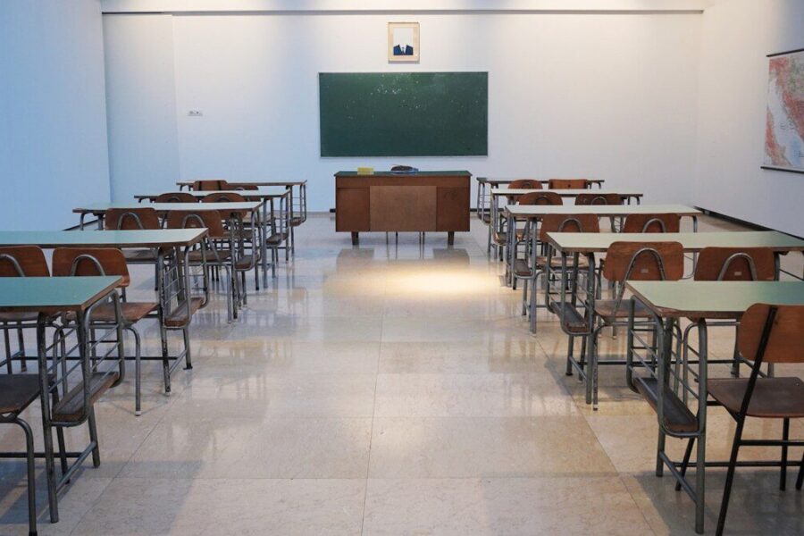 Vaikams rekomenduojama likti namuose: po Rusijos atakų uždaromos Kyjive esančios mokyklos